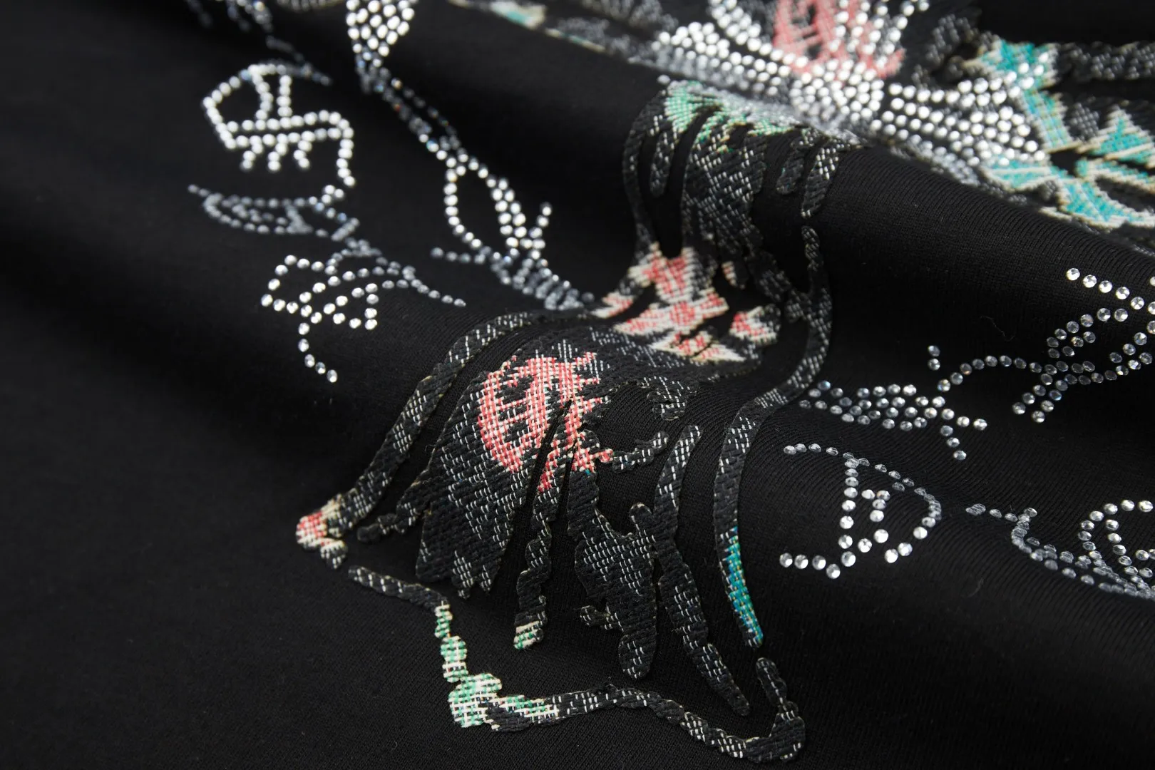 🅿️220 ✨CH✨🆕25SS Spring and Summer New Style Croix Heart ✝ Shelf logo patch hot rhinestone short sleeves Light luxury essential item for daily commuting for men and women Correct version Welcome to compare Detailed features · 260g 100% pure cotton double yarn jersey fabric · Special thickened 32 pieces of double-stranded 1X1 thread in the same vat · Double-needle stitching across seams · Original main mark, washed tag, branded moisture-proof paper packaging Color: White/Black/ Size: S/M/L/XL